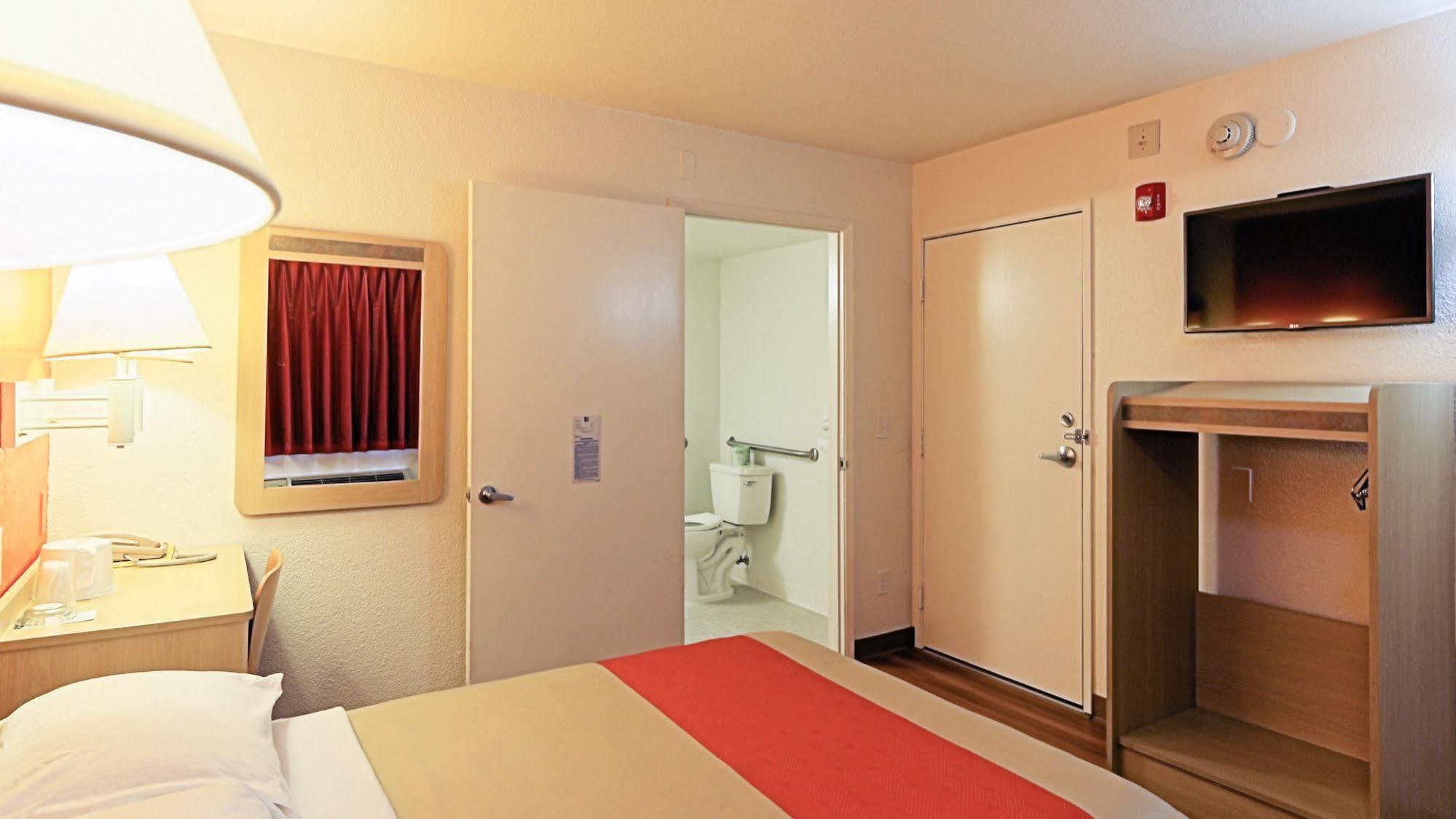 6-chico, Ca Hotel